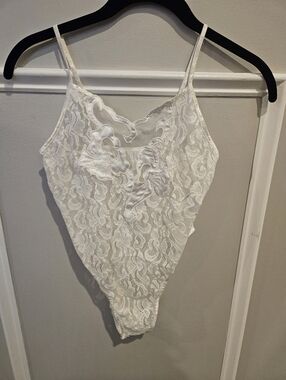Beautiful white lace bodysuit by Natori made for Bergdorf Goodman size petite.